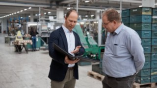 Mitarbeiter der Reinheimer Grass GmbH im Gespräch Mitarbeiter der Reinheimer Grass GmbH im Gespräch