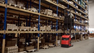 Vertikal-Kommissionierer V10 von Linde Material Handling im Lager der Reinheimer Grass GmbH Ein Mitarbeiter arbeitet im Lager der Reinheimer Grass GmbH mit einem Vertikal-Kommissionierer V10 von Linde Material Handling.