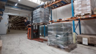 Hochhubwagen von Linde Material Handling im Lager der Reinheimer Grass GmbH Ein Mitarbeiter der Reinheimer Grass GmbH arbeitet im Lager mit einem Hochhubwagen von Linde Material Handling