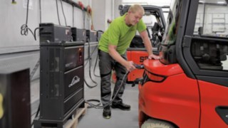 Die Kombination aus Li-ION-Batterie, 90-Volt-Technologie und neuen Synchron-Reluktanzmotoren sorgen beim Xi20 P für maximale Leistung. Thomas Lüssen lädt den Linde Xi20 P.