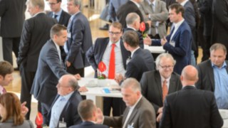 Networking beim 6. Material Handling Symposium 2017 Die Teilnehmer im Gespräch beim 6. Material Handling Symposium 2017
