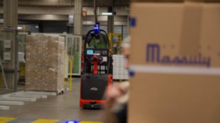 L-MATIC-Hochhubwagen von Linde auf dem Weg zur nächsten Station im Lager von Massily. L-MATIC-Hochhubwagen von Linde