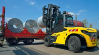 V-Stapler von Linde im Einsatz bei Novelis V-Stapler von Linde