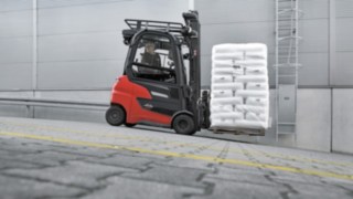 Selbst anspruchsvolle Steigungen bewältigt der Linde Xi20 PH mühelos. Der Linde Xi20 PH transportiert Waren an einer Steigung hoch.