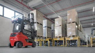 Die Linde Xi-Modelle erzielen Hub- und Senkgeschwindigkeiten von bis zu 20 Prozent über Marktdurchschnitt. Der E-Stapler Xi20 PH von Linde Material Handling bei Ostendorf im Lager.