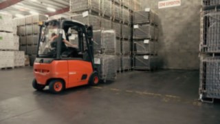 SICSOE leiht sich bei Fenwick-Linde oft E-Stapler. E-Truck beim Kommisonieren von Ware