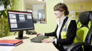 Marie-Luise Wolf von SMP nutzt Linde connect für das Flottenmanagement Marie-Luise Wolf von SMP arbeitet mit der intuitiven Oberfläche Flottenmanagement-Software Linde connect
