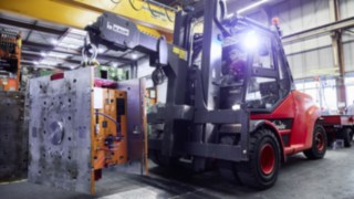 Flurförderzeuge von Linde mit Linde connect im Einsatz bei SMP Flurförderzeuge von Linde mit Flottenmanagement-Software Linde connect im vorsichtigen Einsatz beim Automobilzulieferer SMP