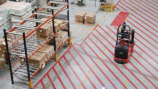 Zwei automatisierte L-MATIC AC Hochhubwagen von Linde Material Handling bei Schneider Electric Schneider Electric verwendet zwei autonome L-MATIC AC Hochhubwagen von Linde Material Handling.