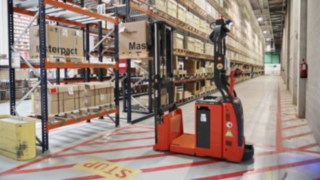 Autonomer L-MATIC AC Hochhubwagen von Linde Material Handling bei Schneider Electric Autonomer L-MATIC AC Hochhubwagen von Linde Material Handling in Betrieb bei Schneider Electric