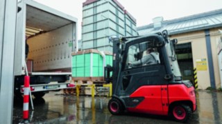 E-Stapler von Linde beim Beladen bei Sika E-Stapler von Linde beim Beladen bei Sika