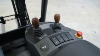 Die Bedienelemente sind nach höchsten ergonomischen Standards optimiert. Die Bedienelemente bei den Xi-Modellen von Linde in der Detailansicht.