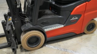 Durch den Wegfall des Batterietrogs ist der Fußraum bei den Xi-Modellen von Linde deutlich größer. Die Einstiegstufe der Xi-Modelle im Detail.