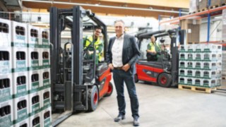 Mitarbeiter der Brauerei Veltins mit den E-Staplern E30 von Linde Material Handling Mitarbeiter der Brauerei Veltins mit den E-Staplern E30 von Linde Material Handling