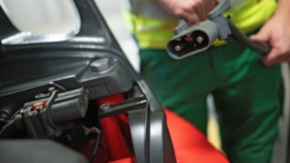 E-Stapler E30 von Linde Material Handling mit Lithium-Ionen-Technik E-Stapler E30 von Linde Material Handling wird über Lithium-Ionen-Technik geladen.