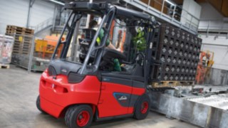 E-Stapler E30 von Linde Material Handling in der Brauerei Veltins Der E-Stapler E30 von Linde Material Handling transportiert in der Brauerei Veltins Leer- und Vollgut.