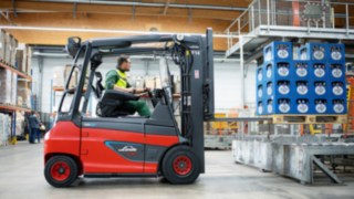 E-Stapler E30 von Linde Material Handling in der Brauerei Veltins E-Stapler E30 von Linde Material Handling transportieren in der Brauerei Veltins Leer- und Vollgut.