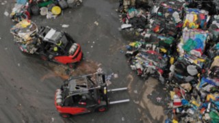 V-Stapler von Linde im Einsatz bei Willimantic Waste Paper V-Stapler bewegen die Müllberge auf dem Recyclinghof von Willimantic