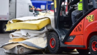 Linde V-Stapler transportiert Altmatratzen