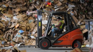 Linde V-Stapler transportiert Papiermüll