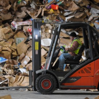Linde V-Stapler transportiert Papiermüll