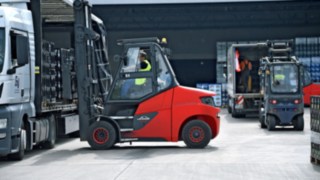Aufgabe der Elektrostapler ist die Be- und Entladung der LKW sowie die Versorgung der Abfüllanlagen vor Ort. E-Stapler lädt Ware in den LKW.