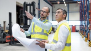 Experten von Linde Material Handling planen das neue Logistikzentrum von Yanmar Compact Equipment Europe.