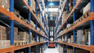 Schmalganggerät von Linde Material Handling im Einsatz bei Yanmar Compact Equipment Europe. Ein Schmalganggerät von Linde Material Handling kommt im Warenlager von Yanmar Compact Equipment Europe zum Einsatz.
