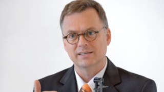 Portrait von Alexander Schmidt, Senior Produkt Manager Portrait von Alexander Schmidt, Senior Produkt Manager