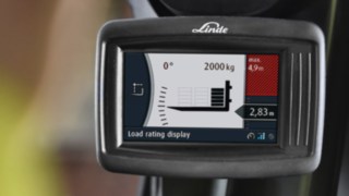 Das Display des Linde Safety Pilot zeigt Lastgewicht, die davon abhängige maximale Hubhöhe, Neigungswinkel und den Lastschwerpunkt an. Das Display des Linde Safety Pilot zeigt Lastgewicht, die davon abhängige maximale Hubhöhe, Neigungswinkel und den Lastschwerpunkt an.