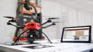 Die von der Drohne erfassten Informationen werden softwareseitig dokumentiert und können jederzeit mithilfe einer Anwendungssoftware abgerufen werden, die am Bildschirm die Regalposition mit dazugehörigem Barcode und Foto zeigt. Die von der Drohne erfassten Informationen werden softwareseitig dokumentiert und können jederzeit mithilfe einer Anwendungssoftware abgerufen werden, die am Bildschirm die Regalposition mit dazugehörigem Barcode und Foto zeigt.