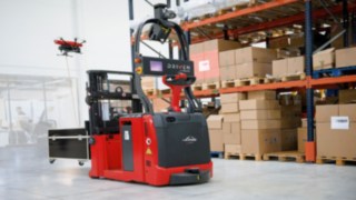 Auf der Fachmesse LogiMAT in Stuttgart stellt Hersteller und Lösungsanbieter Linde Material Handling den Prototyp einer Inventurdrohne vor. Durch die Kopplung der Drohne mit einem automatisierten Hochhubwagen sind dauerhafte Energieversorgung und Ortung in der Halle garantiert. Auf der Fachmesse LogiMAT in Stuttgart stellt Hersteller und Lösungsanbieter Linde Material Handling den Prototyp einer Inventurdrohne vor. Durch die Kopplung der Drohne mit einem automatisierten Hochhubwagen sind dauerhafte Energieversorgung und Ortung in der Halle garantiert.