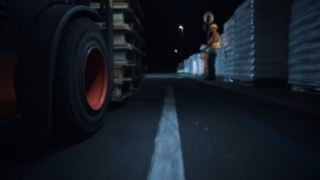 Video zur Innovativen Warnweste von Linde Material Handling Die Interaktive Warnweste von Linde Material Handling warnt Staplerfahrer und Fußgänger in Gefahrensituationen.