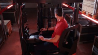 Der Fahrer sitzt im ergonomischen Cockpit des Linde-MH-Schubmaststaplers Ri16.