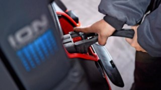 Das Recycling von Li-ION-Batterien, die über Linde bezogen wurden, ist im Rahmen des Entsorgungsvertrages kostenlos. Der Linde Elektrostapler E16 beim Ladevorgang