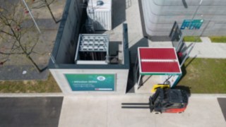 Tanks, Leitungen, Speicher: Fahrzeuge mit Brennstoffzellentechnologie erfordern eine besondere Infrastruktur. Ein Linde Fahrzeug an der Wasserstofftankstelle.