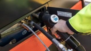Kurze Tankzeiten ermöglichen eine erhöhte Gesamtverfügbarkeit der Fahrzeuge. Fahrzeug von Linde wird mit Wasserstoff betankt.