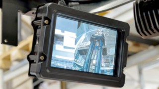 Das Linde Vision System überträgt zwei Kamerabilder am Mast und auf dem Dach. Bildschirm des Linde Vision System zeigt die Bilder der installierten Kameras