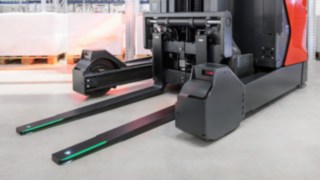 Die grünen Sichtphasen von Linde Material Handling lassen die Gabeln grün erleuchten - für optimale Sichtbarkeit. Grüne Sichtphase an den Gabeln eines Fahrzeugs von Linde Material Handling