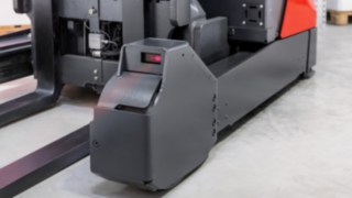 Der Rack Protection Sensor von Linde Material Handling bremst den Schubmaststapler vor Regalen automatisch ab. Rack Protection Sensor von Linde Material Handling