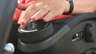 Das Mini Wheel ist eines der beiden Optionen der Linde Steer Control Das Mini Wheel ist eines der beiden Optionen der Linde Steer Control