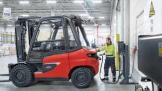 Bei der Nutzung nachhaltig erzeugter Primärenergie lassen sich die Stapler vollständig CO2-emissionsfrei betreiben. Der X45 von Linde Material Handling beim Laden.