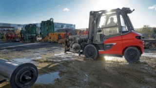 Thanks to their performance and versatility, Linde's X models are suitable for the most demanding indoor and outdoor applications. The X45 electric forklift from Linde in outdoor use.