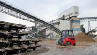 To prevent shocks and vibrations from being transmitted to the operator, the mast end positions are electronically damped. The X45 from Linde Material Handling in use.