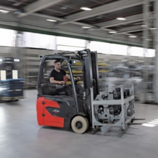 Ideal für enge Umgebungen im Lager oder der Produktion: die E14 – E20 von Linde. Der E14 im Einsatz.