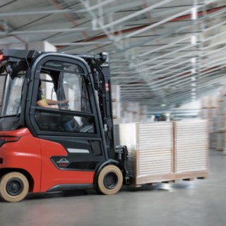 Die E14 – E20 und Xi10 – Xi20 vereinen Leistungsstärke, Kompaktheit und Flexibilität mit Wirtschaftlichkeit, Ergonomie und Konnektivität. Elektro-Gegengewichtsstapler Xi20 transportiert Waren im Lager.
