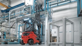 Das Portfolio der E14 – E20 und Xi10 – Xi20 von Linde umfasst 26 Modellvarianten und lässt sich passgenau für jeden Anwendungsfall konfigurieren. Linde Elektro-Gegengewichtsstapler in einer modernen Produktionshalle