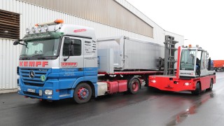 Baumann-Rosso Seitenstapler setzt Kippauflieger auf LKW ab Baumann-Rosso Seitenstapler setzt Kippauflieger auf LKW ab