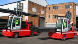 Baumann Rosso Seitenstapler beim Transport von Langgut