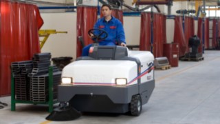 Mann reinigt mit Dulevo Industriekehrmaschine Mann reinigt mit Dulevo Industriekehrmaschine